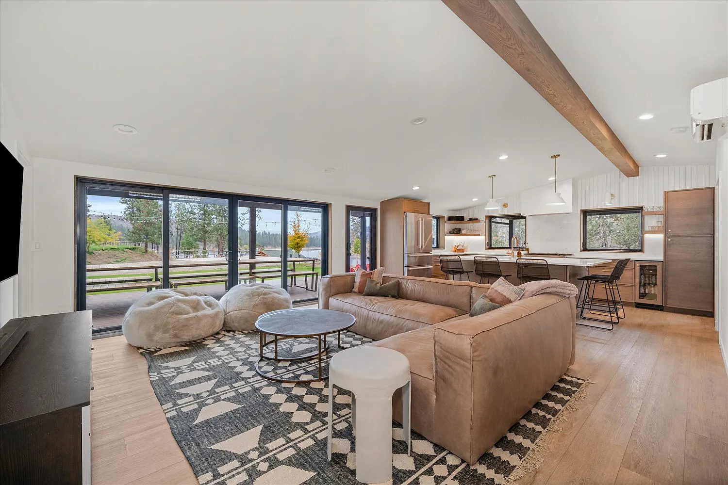 3 bed, 1100 sqft, $4,500 — Photo 4