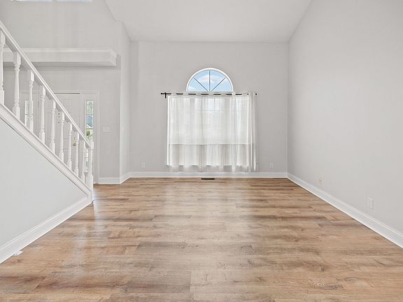 4th image of 21 Goldersgreen Dr