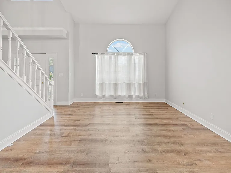 21 Goldersgreen Dr — Photo 4