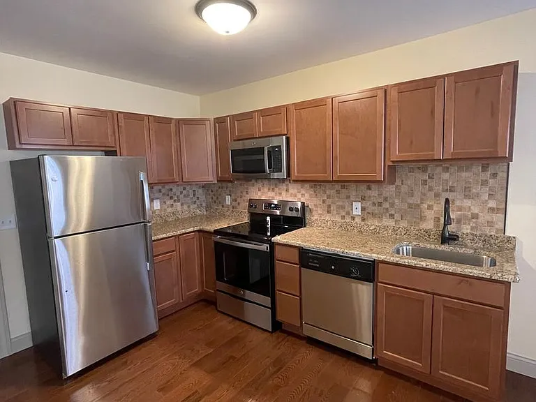 1404 E State St Apartments — Photo 2