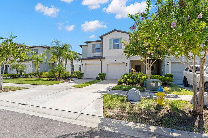 3 bed, 2.5 bath, 1800 sqft, $2,400 — Photo 2