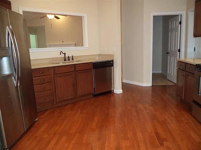 3 bed, 2.0 bath, 1663 sqft, $2,310 — Photo 2