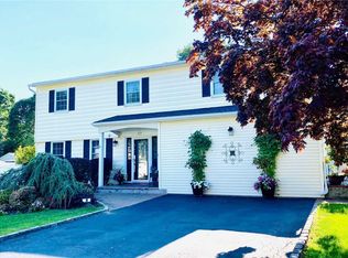 86 Woodview Ln, Centereach, NY 11720