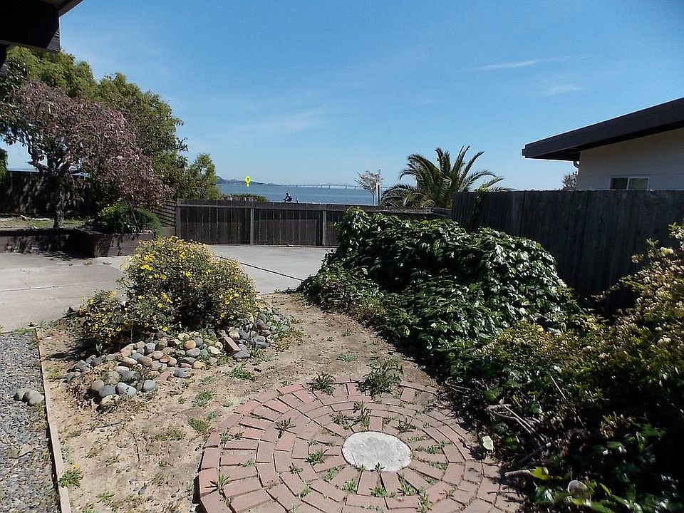 2nd image of 11 Peacock Ln
