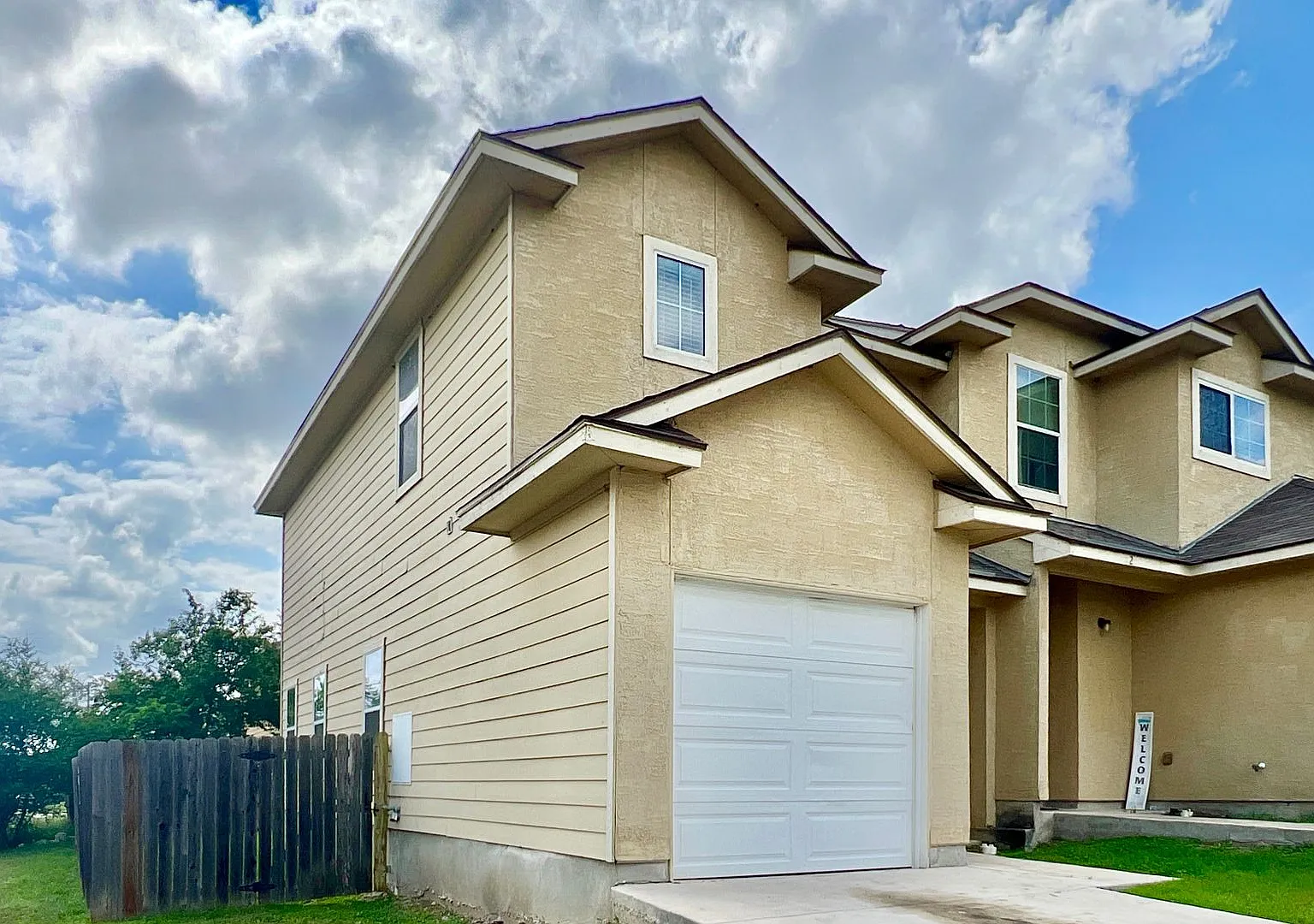 *Only $1,235 a month!* -3 bed 2 bath townhome near I35 and 1604 — Photo 1