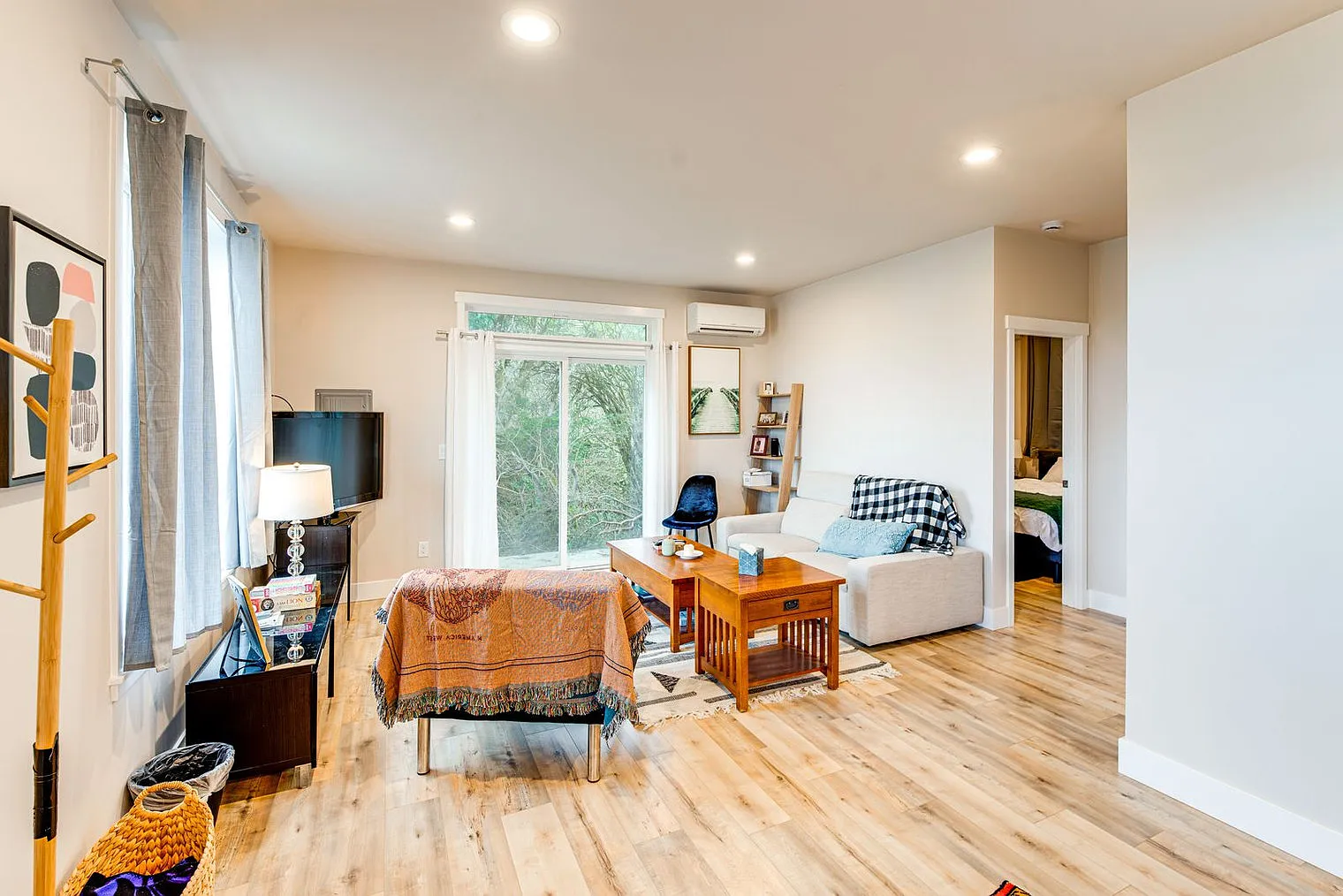 2 bed, 1.0 bath, 871 sqft, $2,336 — Photo 2