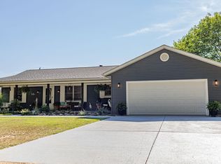 15582 N East Rd, Effingham, IL 62401