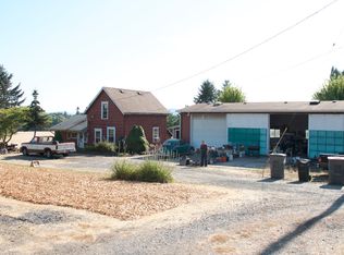 239 S Howe St, Carlton, OR 97111