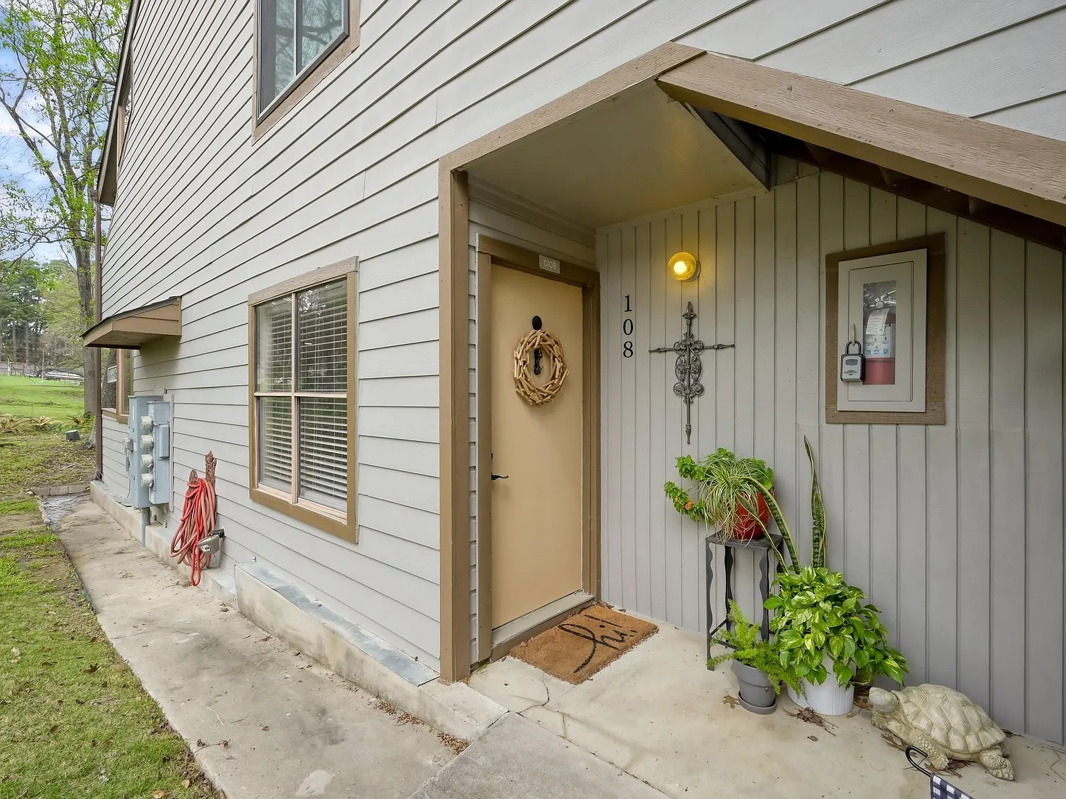 2 bed, 1.0 bath, 880 sqft, $1,550 — Photo 1
