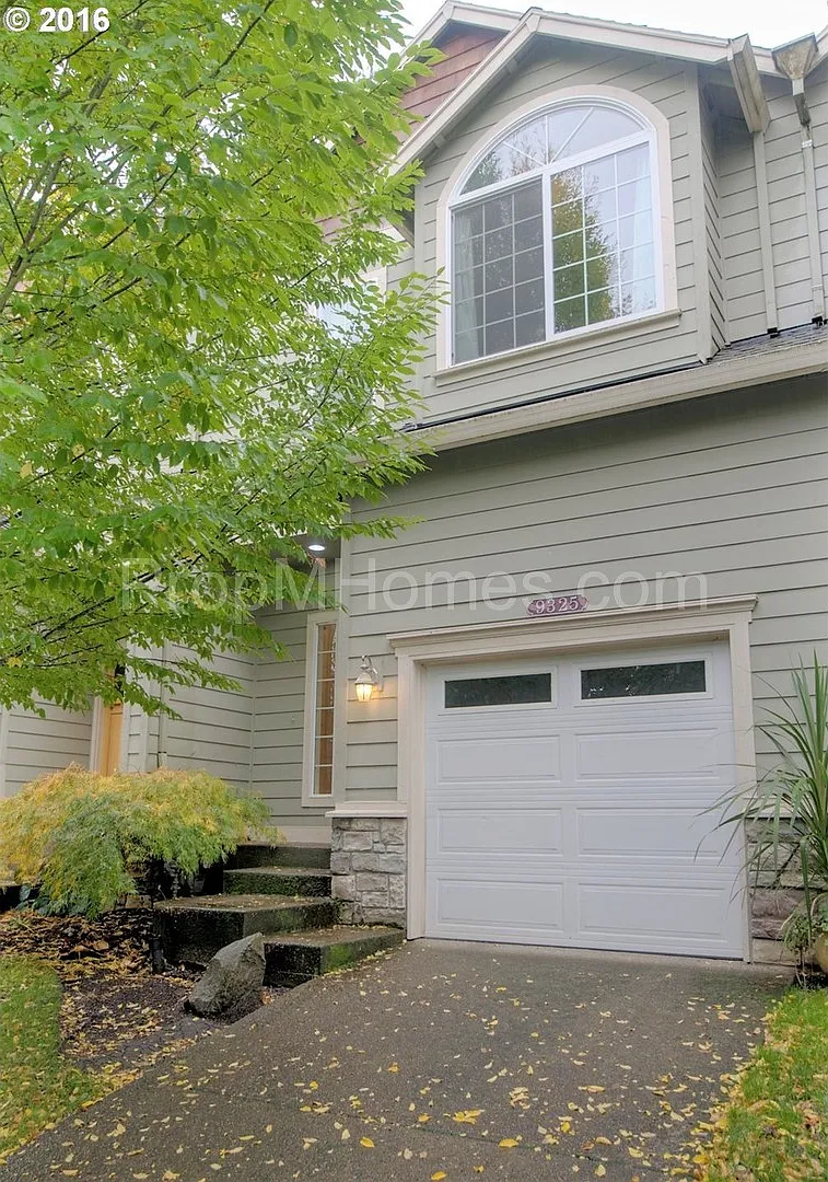 Excellent Beaverton Three Bedroom Townhome in Murray Grove! — Photo 1