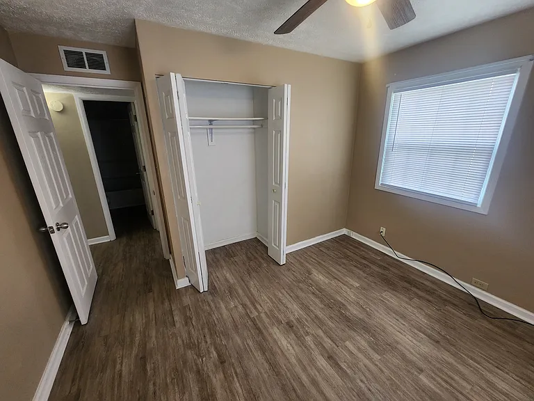 907 Greenview Ave — Photo 2