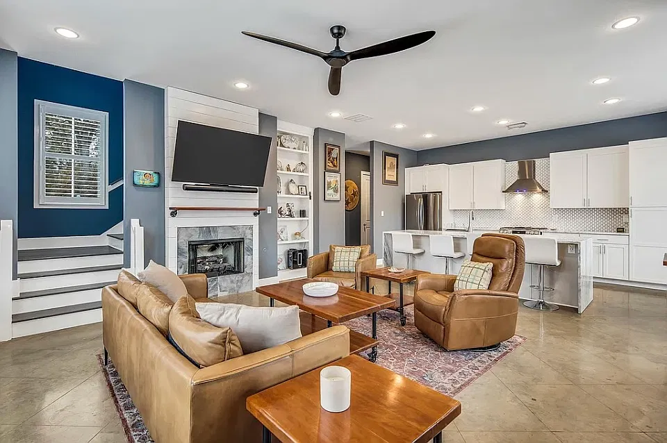 3 bed, 2.5 bath, 2600 sqft, $3,900 — Photo 3