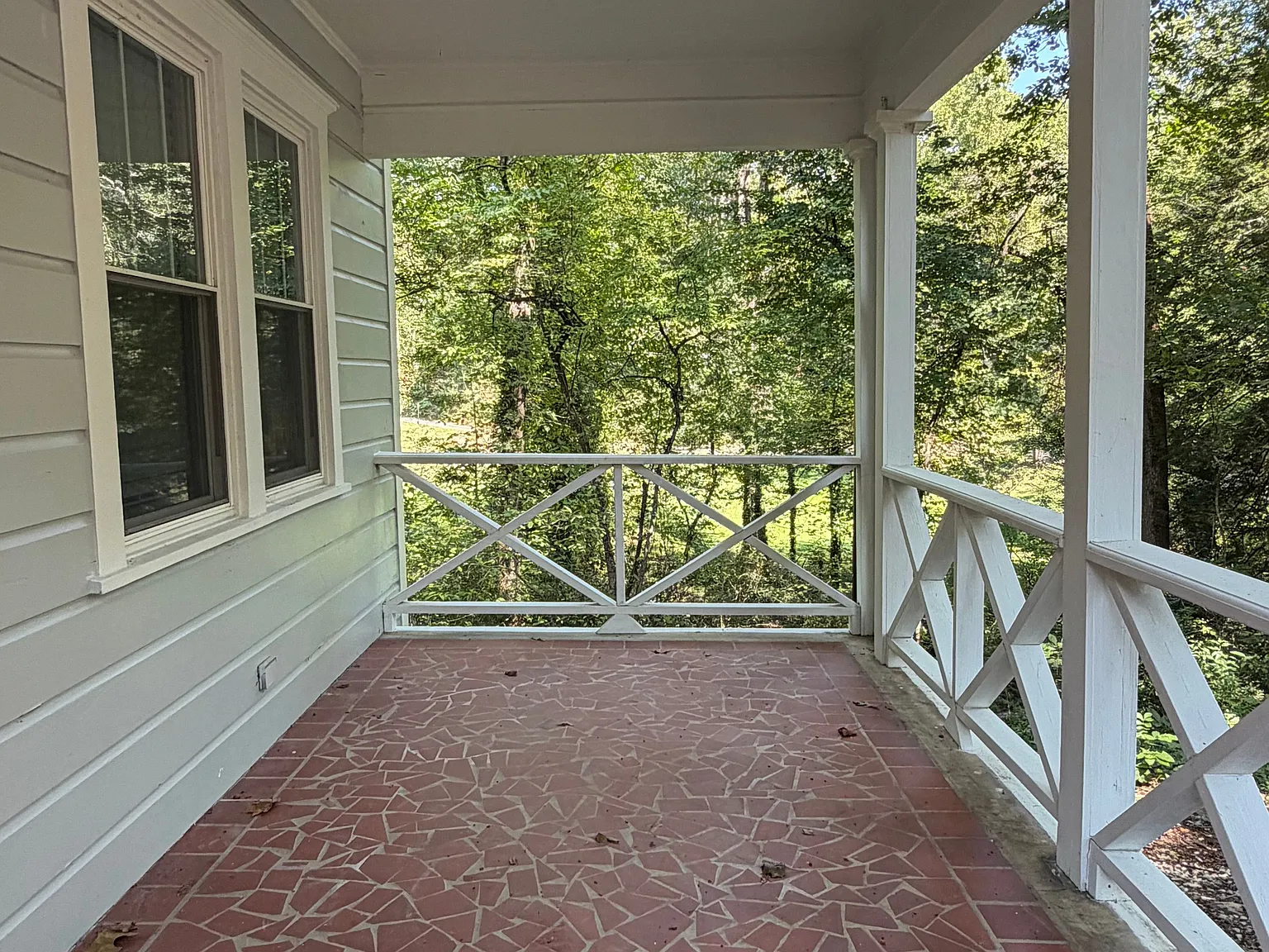 Beautiful Home Featuring a Dreamy Screened-in Sun Room And Deck — Photo 2