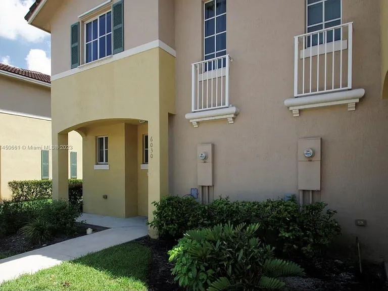 6030 SW 19th Pl — Photo 7