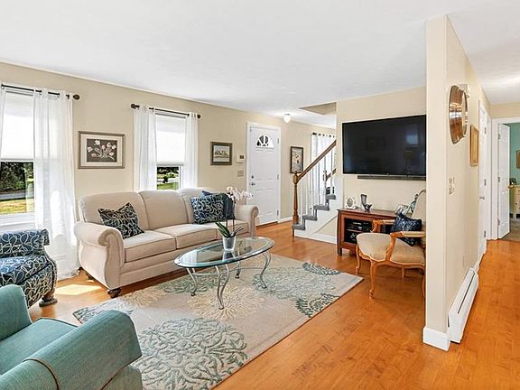 3rd image of 27 Crestwood Ln