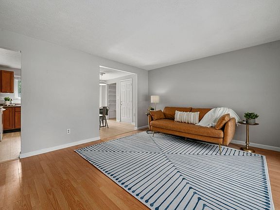 4th image of 19 Lynette Dr