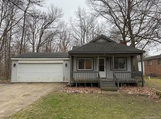 2976 Giddings Blvd, Highland, MI 48356