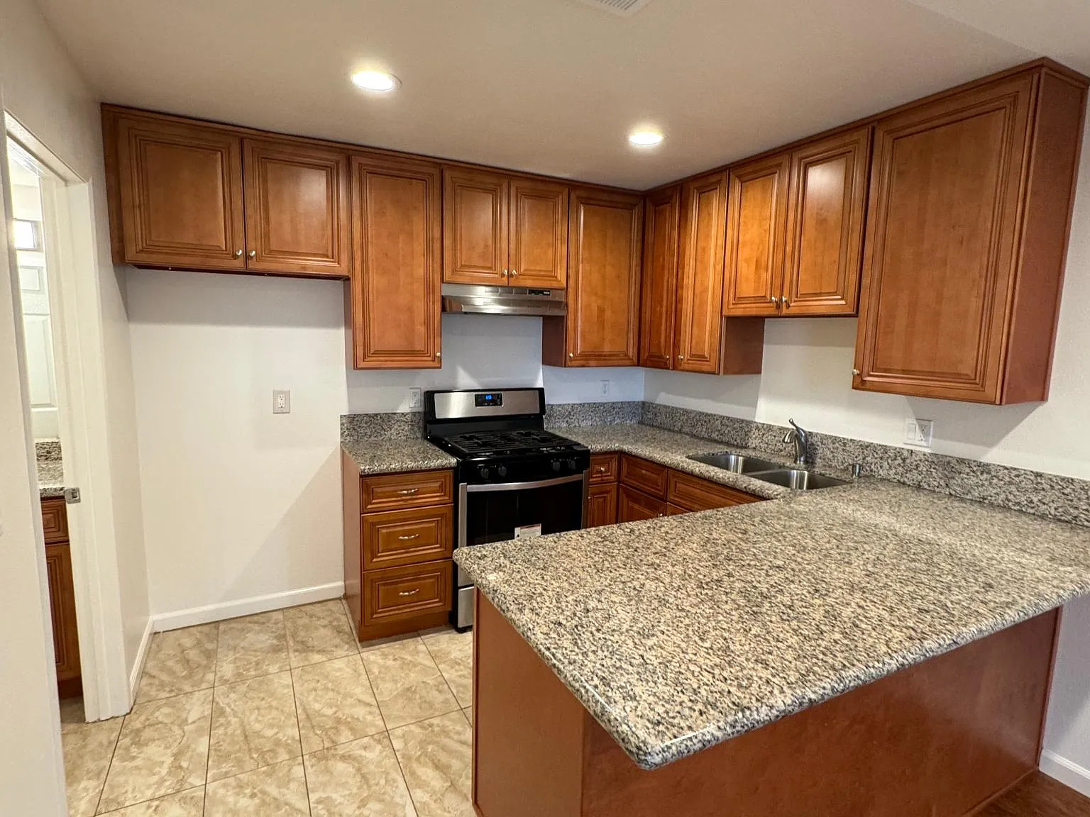 1 bed, 1.5 bath, 740 sqft, $1,700 — Photo 3