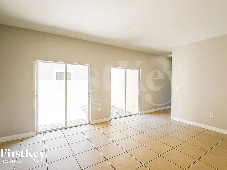 216 SE 32nd Ter — Photo 4