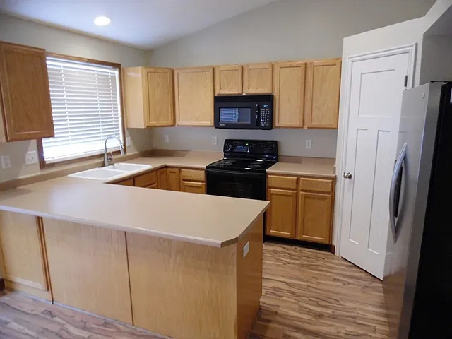 3 bed, 2.5 bath, 1733 sqft, $2,565 — Photo 2