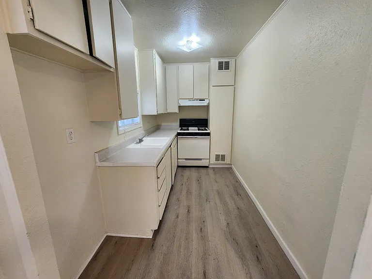 534 W 47th St #2 — Photo 8