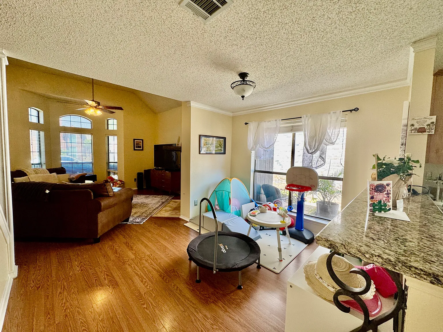 3 bed, 2.5 bath, 1445 sqft, $2,600 — Photo 3