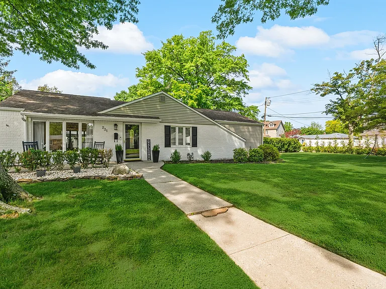 231 Beech Dr S — Photo 1