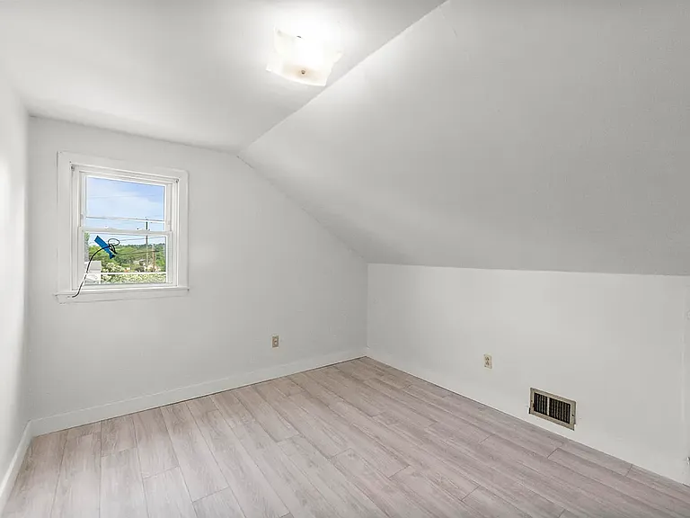 826 Riverside Dr — Photo 7