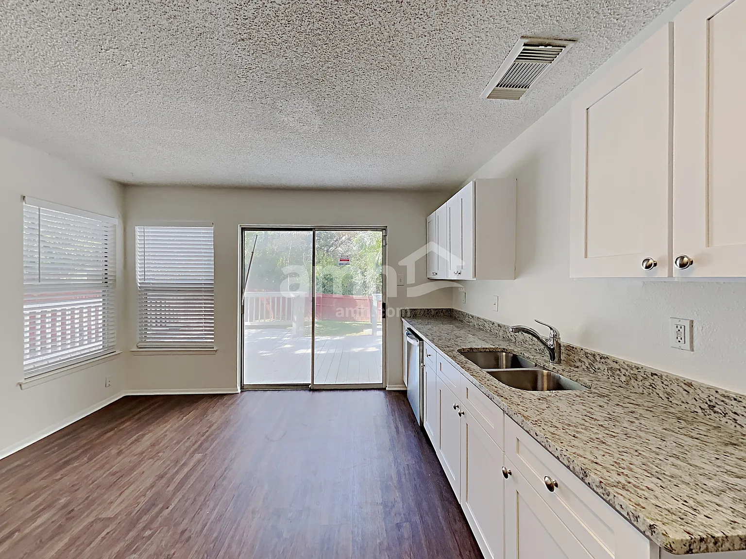 3 bed, 2.5 bath, 2465 sqft, $2,215 — Photo 4