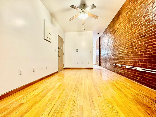 Rented by HOLTON REAL ESTATE INC. | media 31