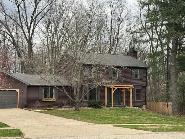 1026 Williamsburg Dr, Charleston, IL 61920