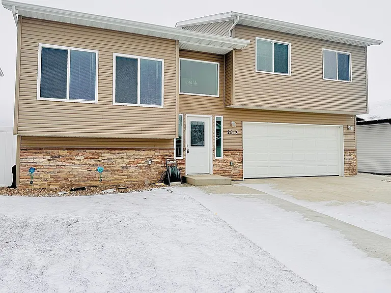 2513 Ivory St — Photo 2