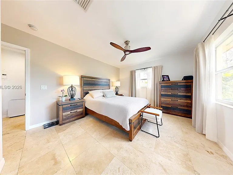 530 NE 15th Ct #7 — Photo 33