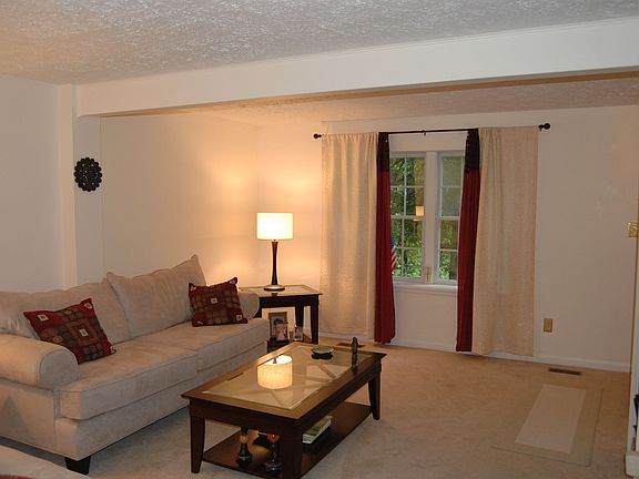 Spacious living rm w/built in bookcase and box window