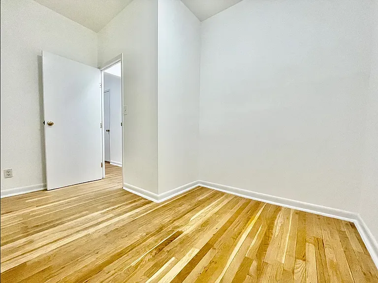 638 E 14th St #5 — Photo 4