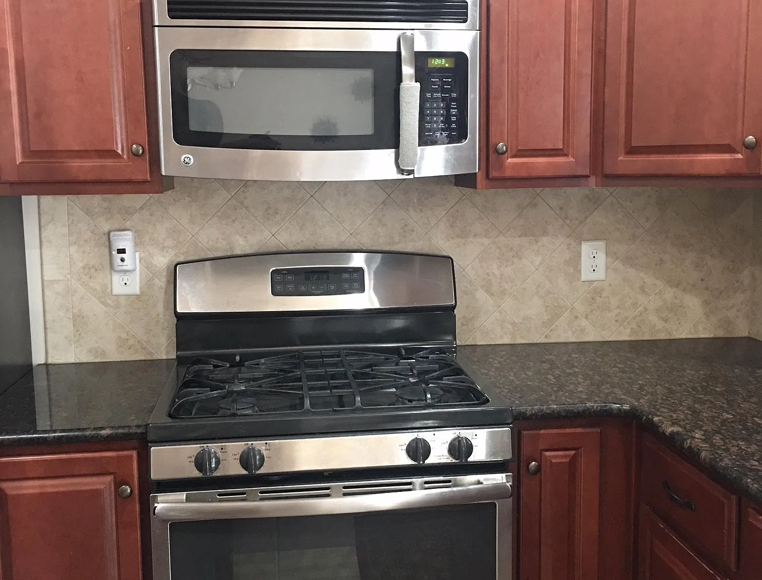 3 bed, 2.5 bath, 2001 sqft, $2,100 — Photo 3