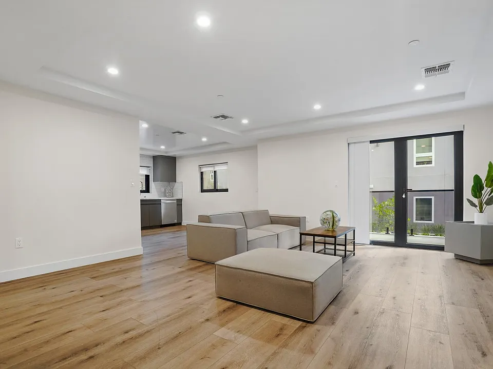 848 S Mariposa Ave #406