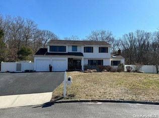 47 Sabre Dr, Selden, NY 11784