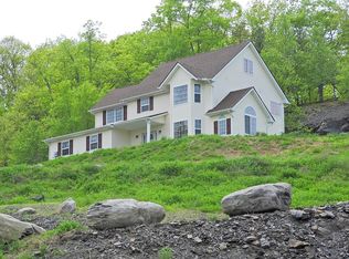 132 Falling Water Ct, Bushkill, PA 18324