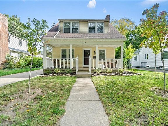 2nd image of 934 N Park St