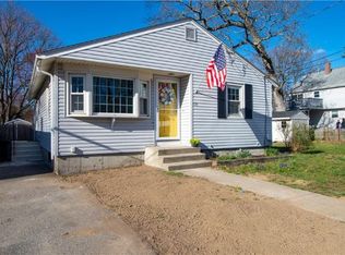 133 Oak Crest Dr, Riverside, RI 02915