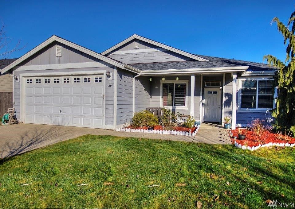 Beautiful 1,430 SQ FT home in Orting's desirable Meadows community. 