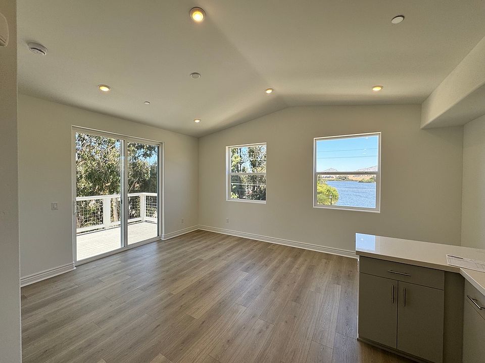 Open Floor Plan Kitchen/Living
