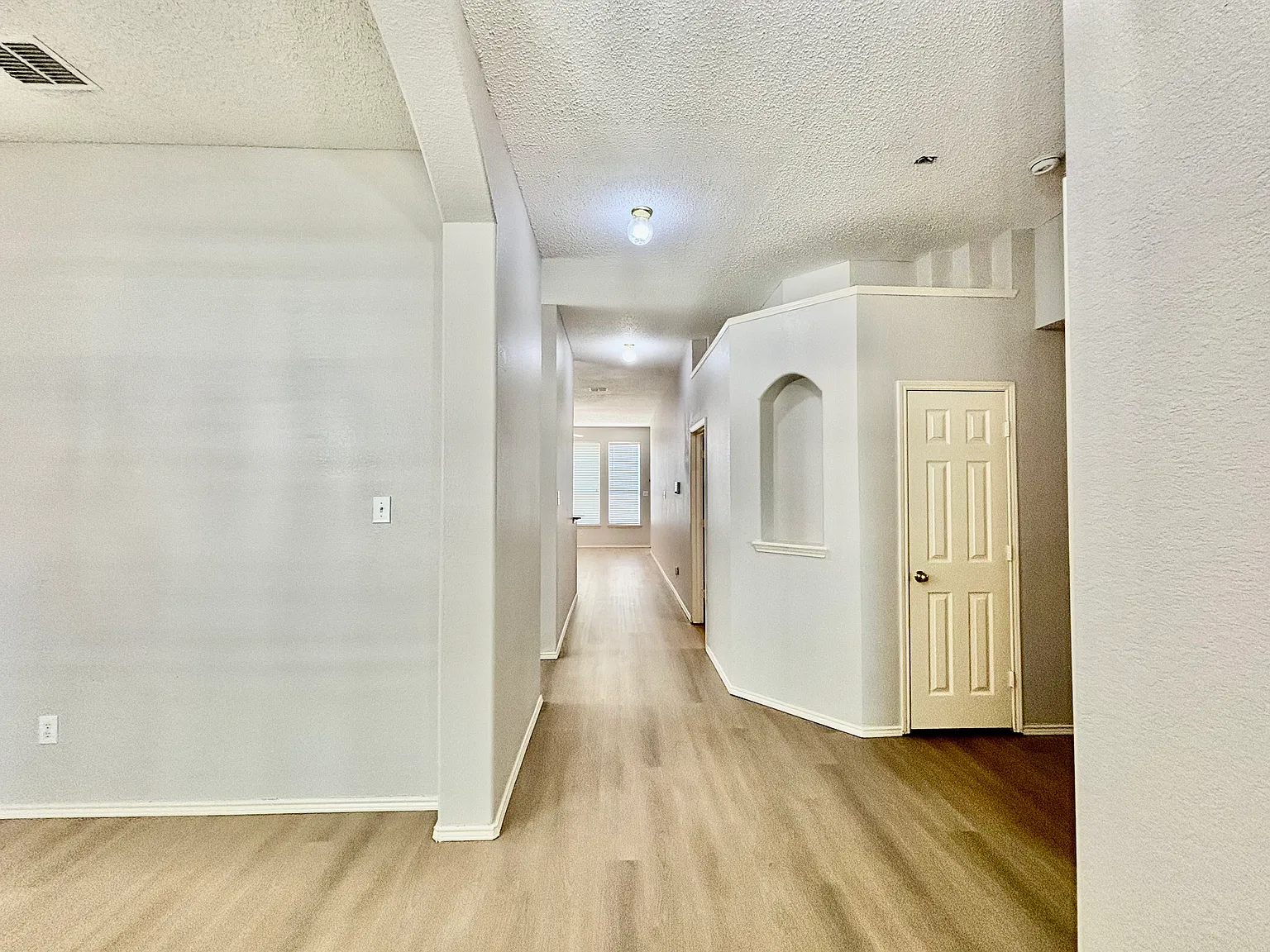 4 bed, 1810 sqft, $2,590 — Photo 2