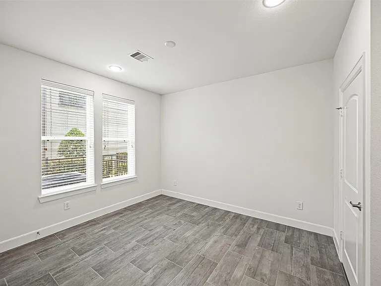 719 Leverkuhn St — Photo 5