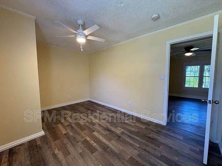 553 Manly Ave — Photo 15