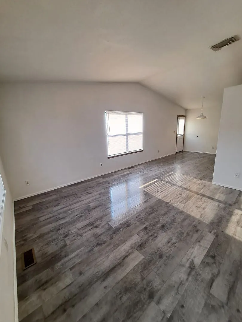 3 bed, 1064 sqft, $1,450 — Photo 2