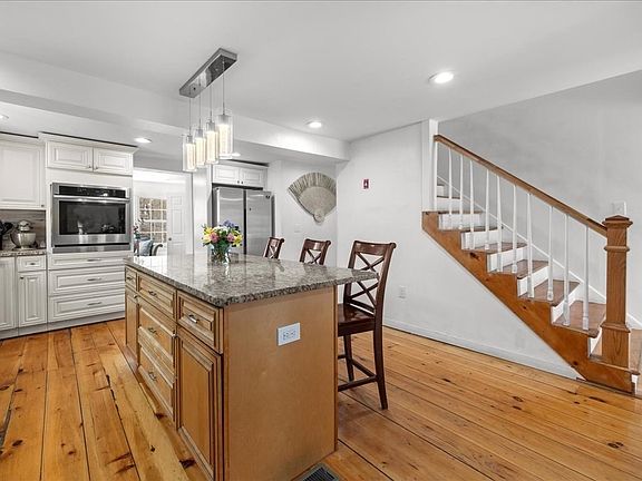 5th image of 555 Webster St