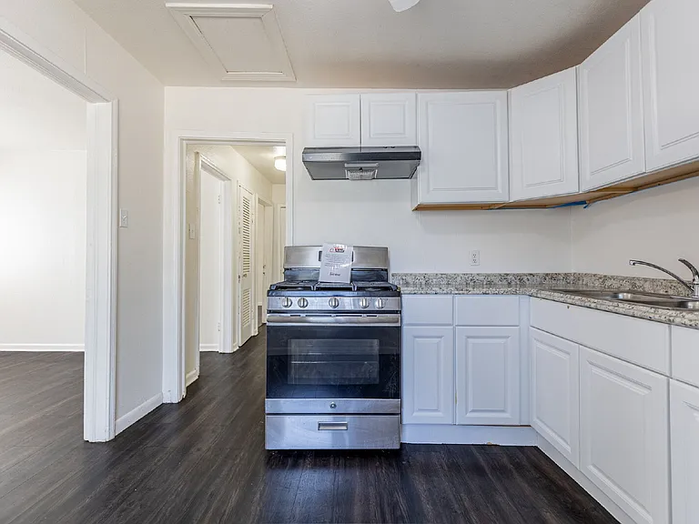 534 Walton Ave — Photo 10