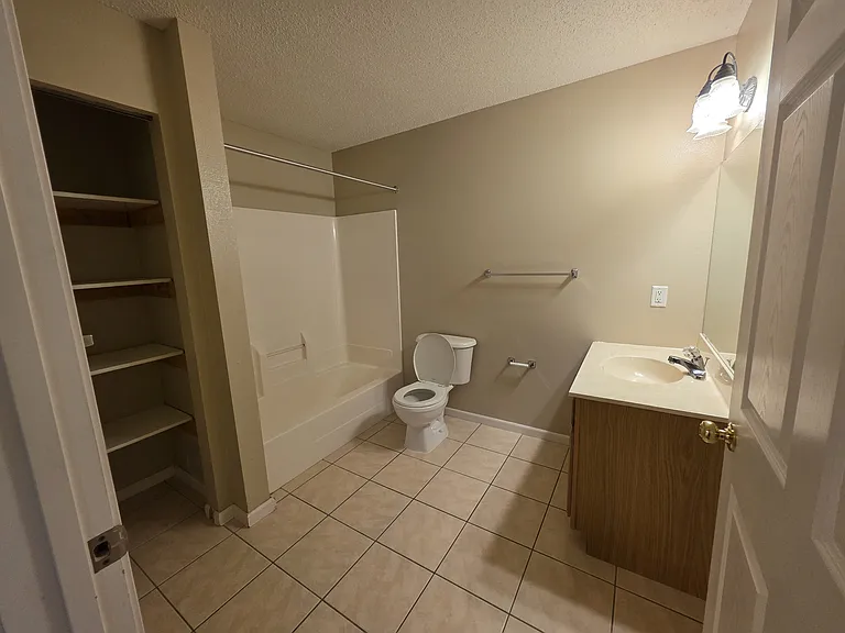 880 Kingsway Dr — Photo 5